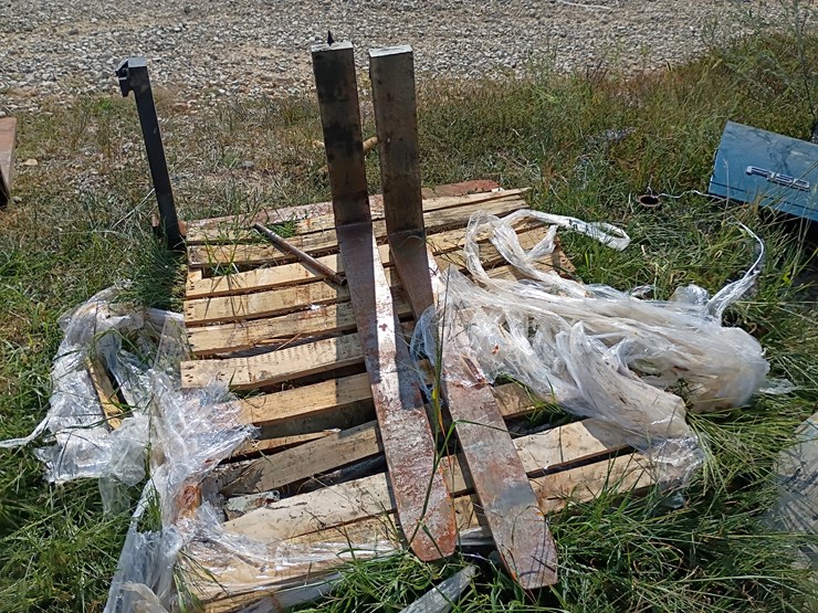 #102-•-set-of-42"-pallet-forks-image-1