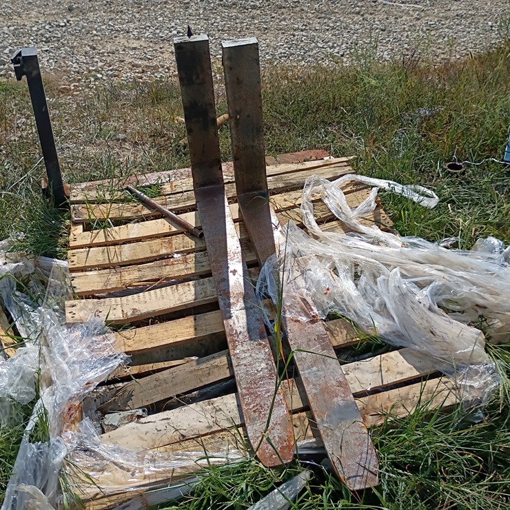 #102 • Set of 42" Pallet Forks