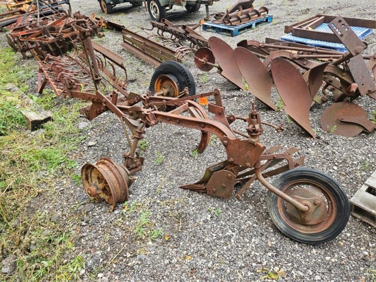 #2068-•-allis-chalmers-2b-pull-plow-image-6