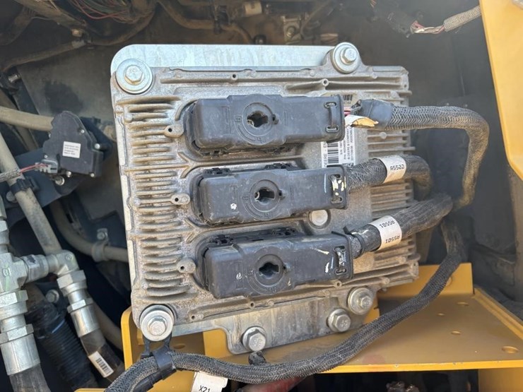 2017-deere-750k-image-57