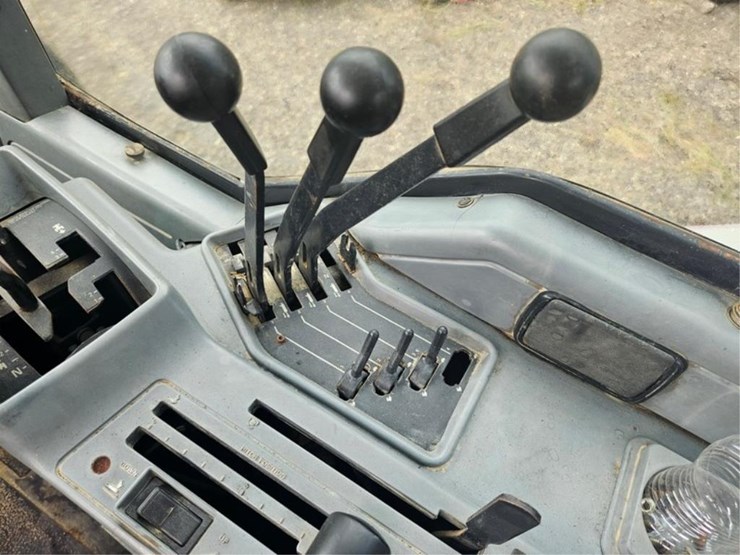 #2003-•-case-international-7110-magnum-tractor-image-27