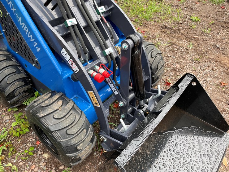 #8164-•-agt-skid-steer-loader-image-14