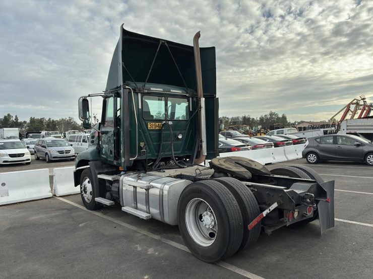 2012-mack-pinnacle-truck-tractor-image-4