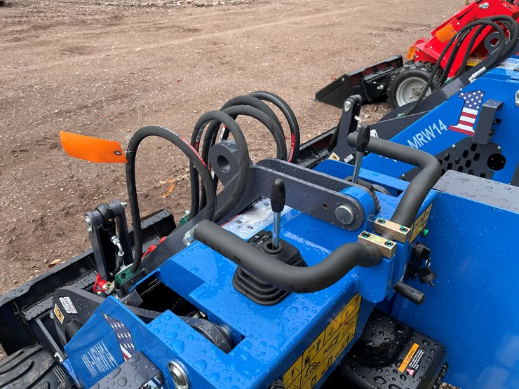 #8164-•-agt-skid-steer-loader-image-11