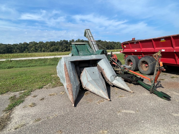 #1032-•-new-idea-(2)-row-corn-picker-image-2