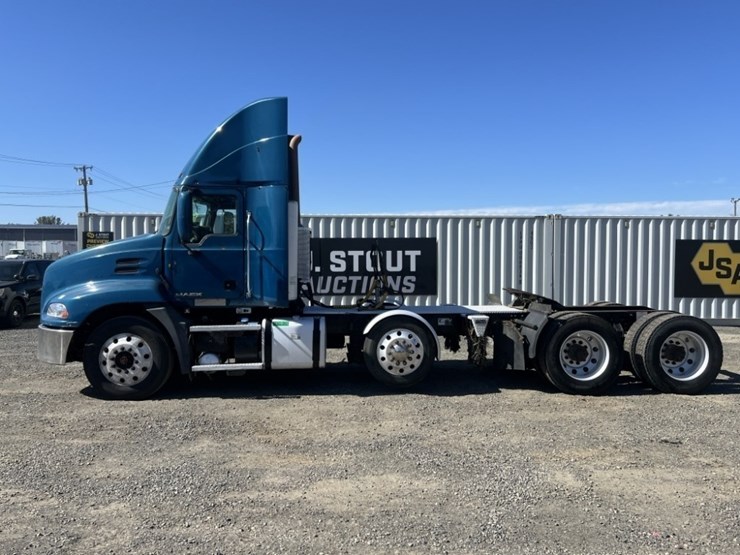 2013-mack-cxu-tri-axle-truck-tractor-image-7