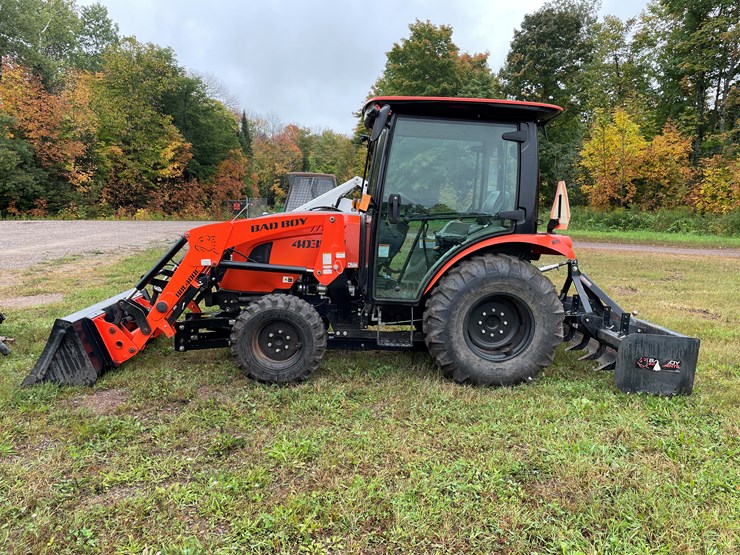 #8065-•-2024-bad-boy-4035ch-4wd-tractor-with-front-mount-berco-66"-snowblower-image-3