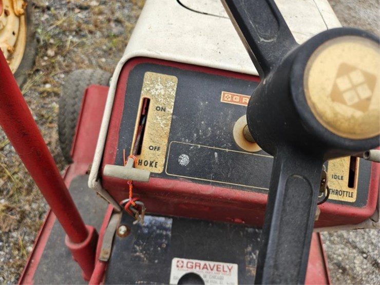 #2036-•-gravely-810-garden-tractor-image-14