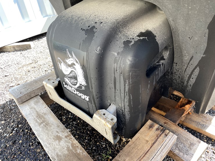 #6493-•-salt-dogg-pro-2500-truck-bed-salter-image-9