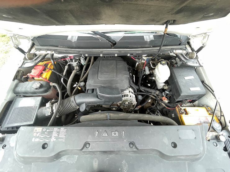 #1009-•-2014-chevy-3500hd-4x4-dually-truck-(has-wi-title)-image-13