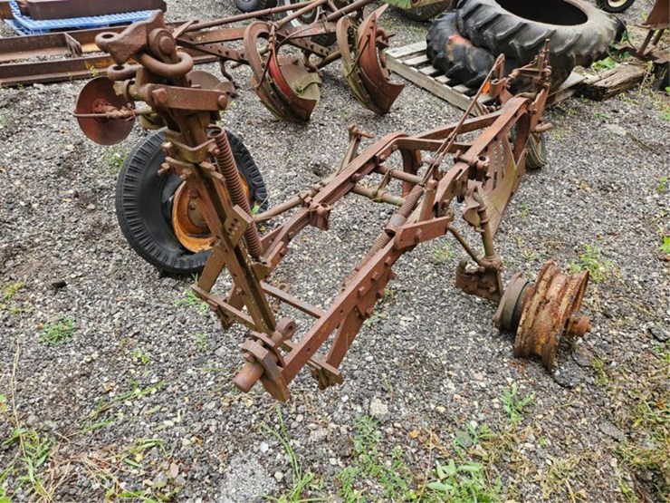 #2068-•-allis-chalmers-2b-pull-plow-image-7