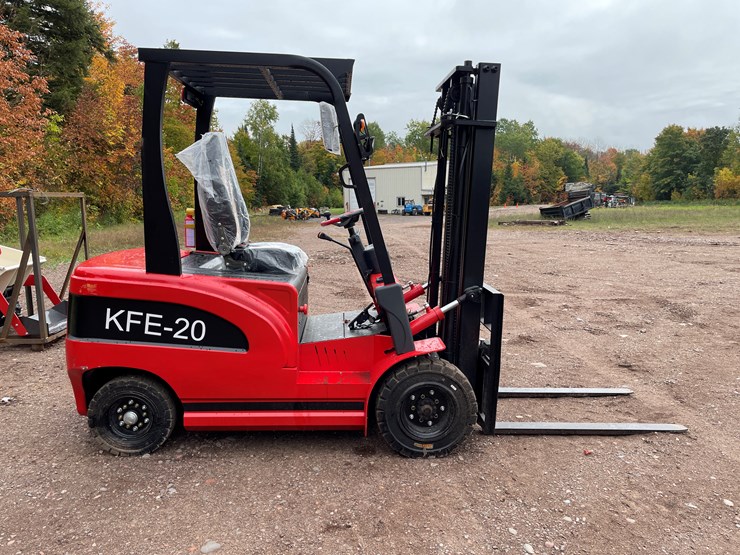 #8163-•-agt-electric-forklift-image-4