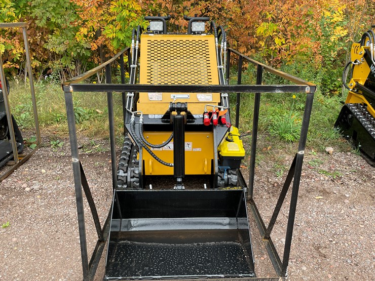 #8171-•-agt-compact-track-loader-image-2