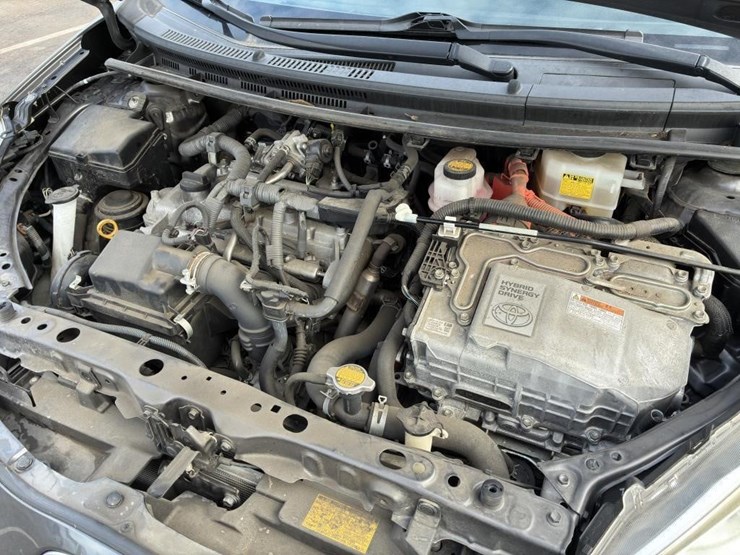 2014-toyota-prius-hatchback-image-6