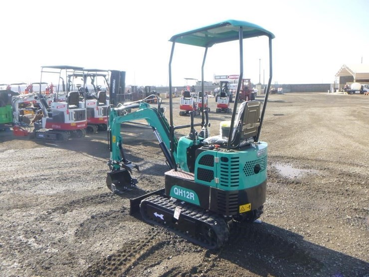 2025-agt-qh12r-hydraulic-excavator-image-4