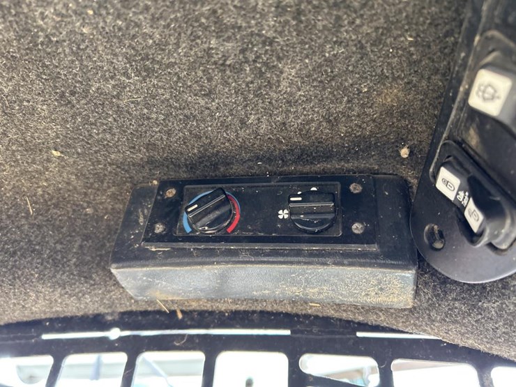 deere-240-image-32