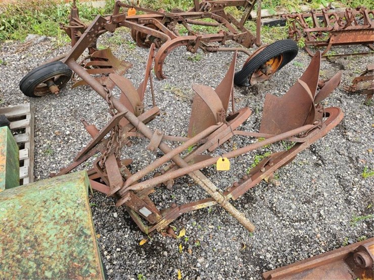 #2067-•-massey-ferguson-3b-3pt-plow-image-1