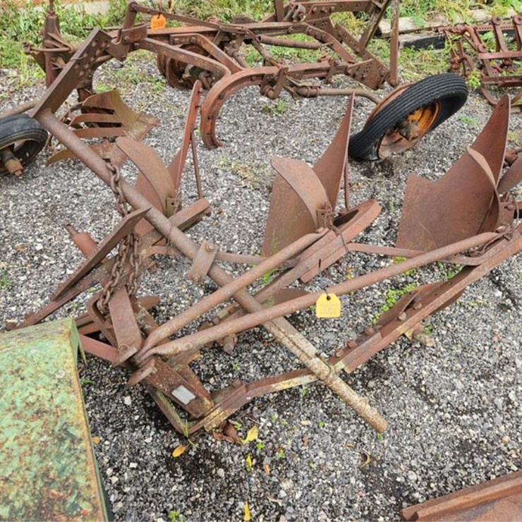 #2067 • Massey Ferguson 3B 3pt Plow