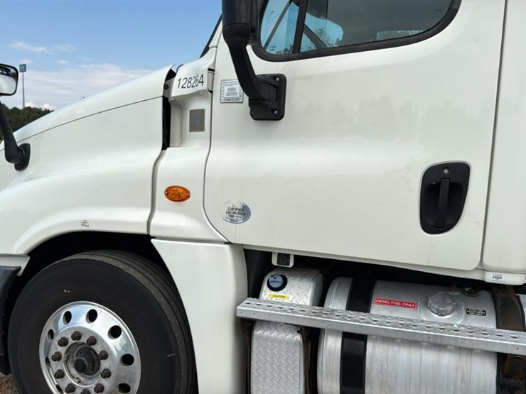 #1959-•-2015-freightliner-day-cab-semi-truck-image-42