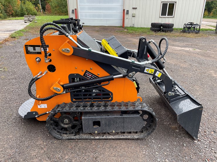#8157-•-land-hero-mini-skid-steer-loader-image-4