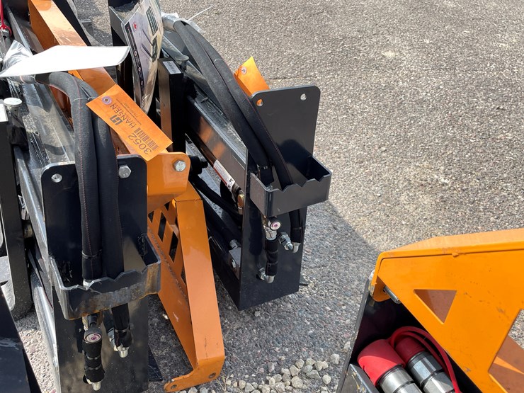 #3049-•-wolverine-adjustable-skid-steer-pallet-forks-image-5
