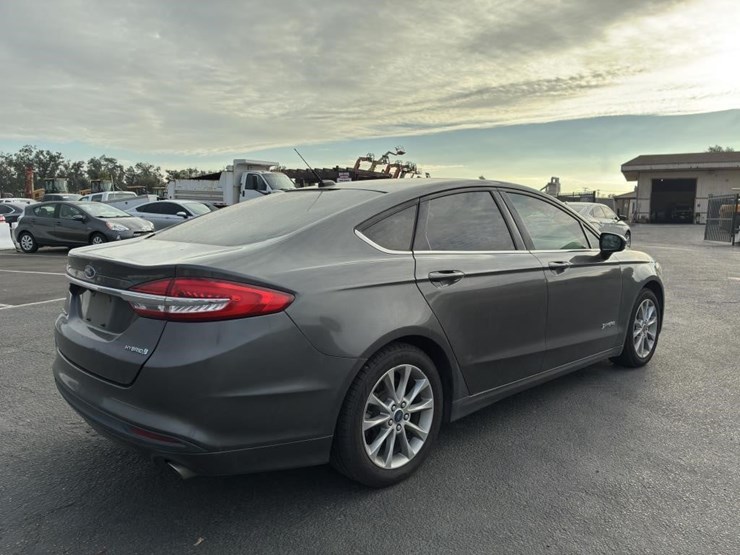 2017-ford-fusion-sedan-image-3