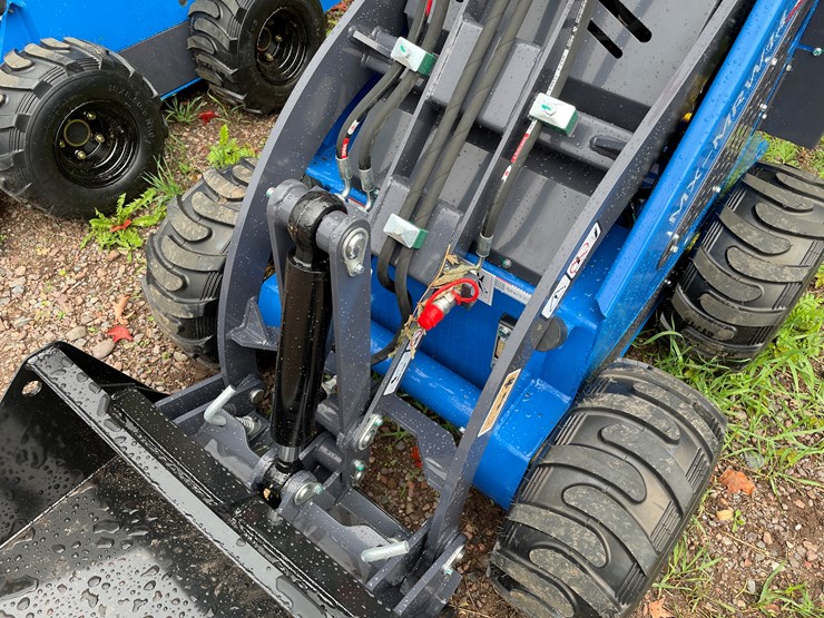 #8164-•-agt-skid-steer-loader-image-13