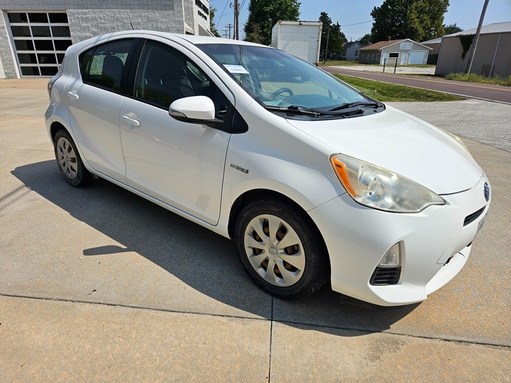 #16993-•-2012-toyota-prius-c-passenger-car-image-16