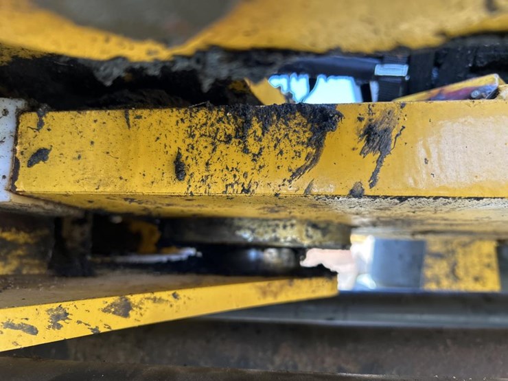 2016-deere-344k-image-36