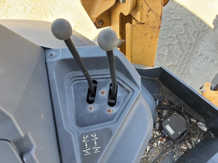 2018-deere-310l-image-25