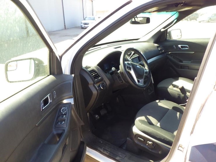 2015-ford-explorer-image-5