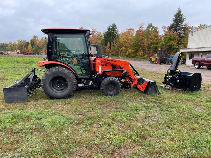 #8065-•-2024-bad-boy-4035ch-4wd-tractor-with-front-mount-berco-66"-snowblower-image-7