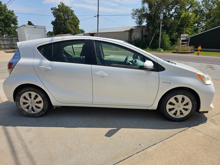 #16993-•-2012-toyota-prius-c-passenger-car-image-14