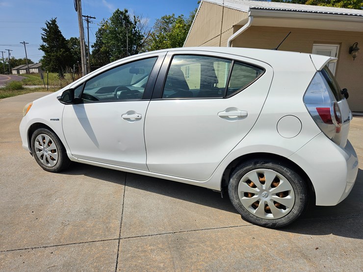 #16993-•-2012-toyota-prius-c-passenger-car-image-7