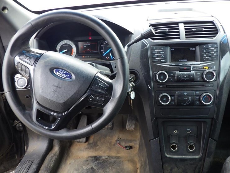 2016-ford-explorer-image-9