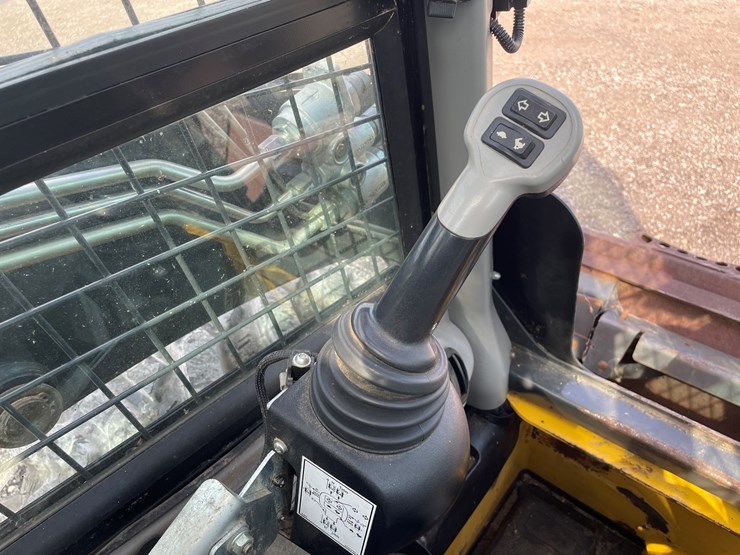 2019-new-holland-l216-image-30