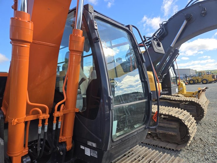 hitachi-zx130-image-23