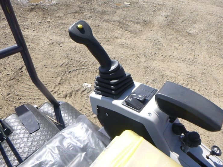 2025-agt-mx15rx-hydraulic-excavator-image-23
