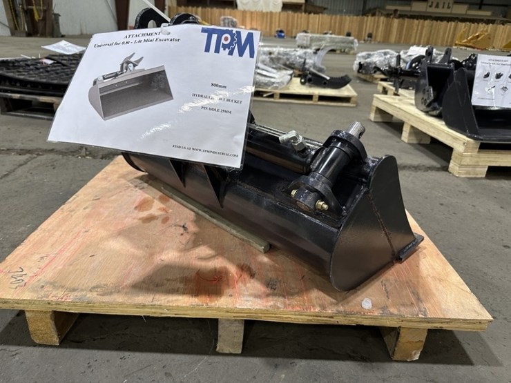 2025-tpm-32"-articulating-muck-bucket-image-3