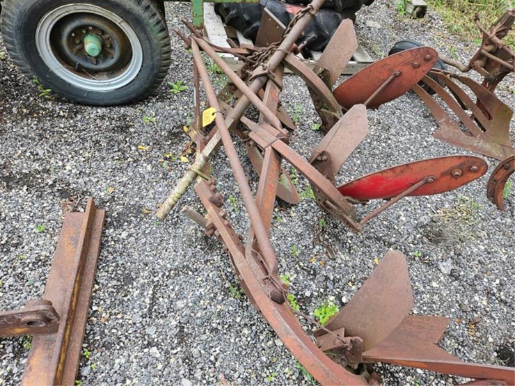 #2067-•-massey-ferguson-3b-3pt-plow-image-16