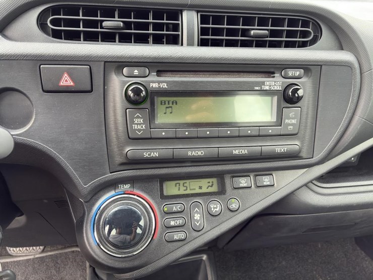 2014-toyota-prius-hatchback-image-12