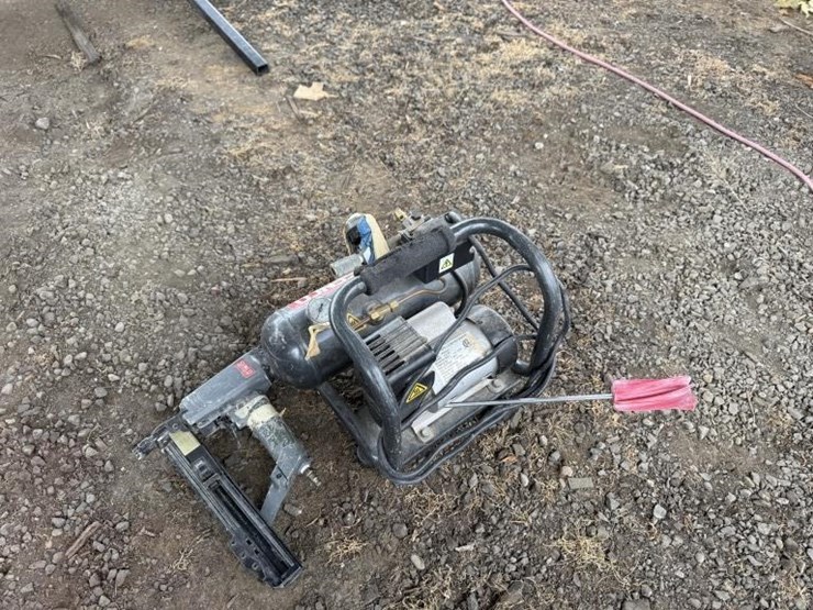senco-air-compressor-&-senco-stapler-image-2