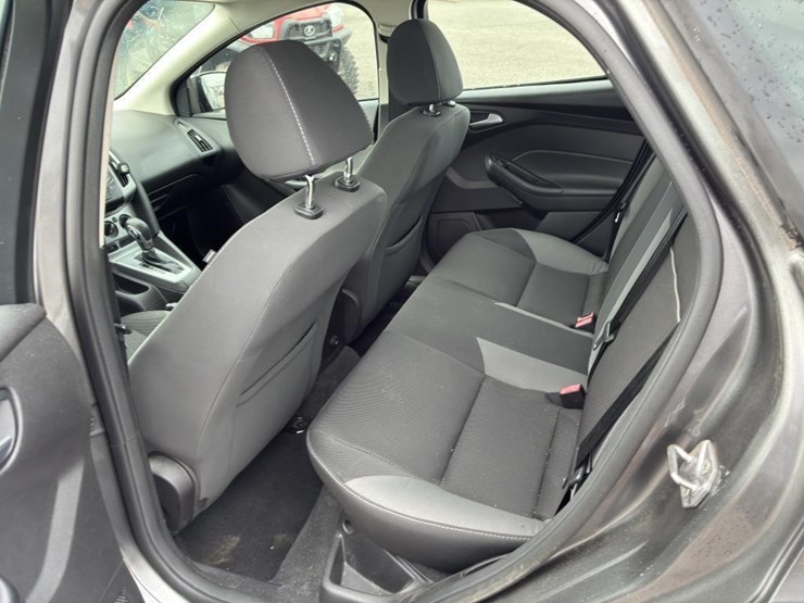 2014-ford-focus-sedan-image-10