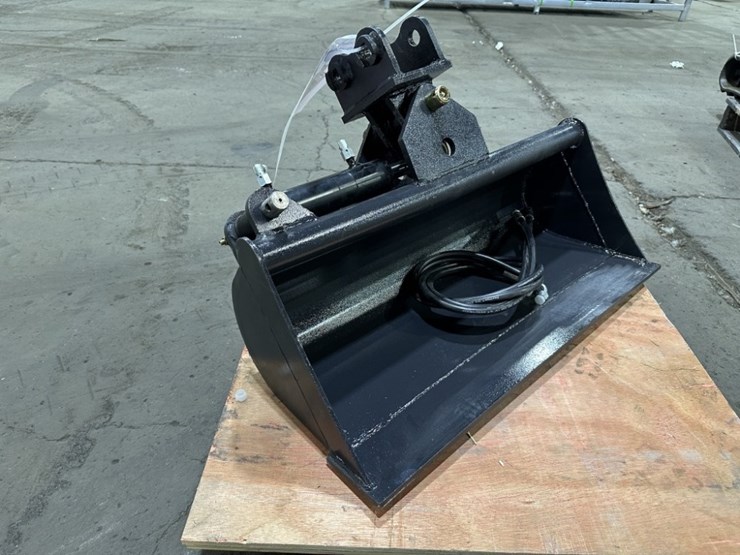 2025-tpm-32"-articulating-muck-bucket-image-2