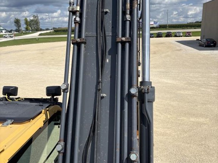 2014-deere-380g-lc-image-24