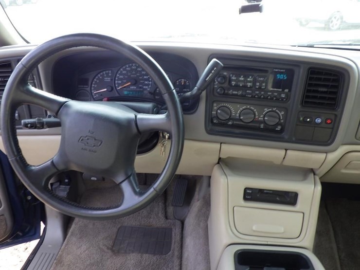 2002-chevrolet-suburban-image-9