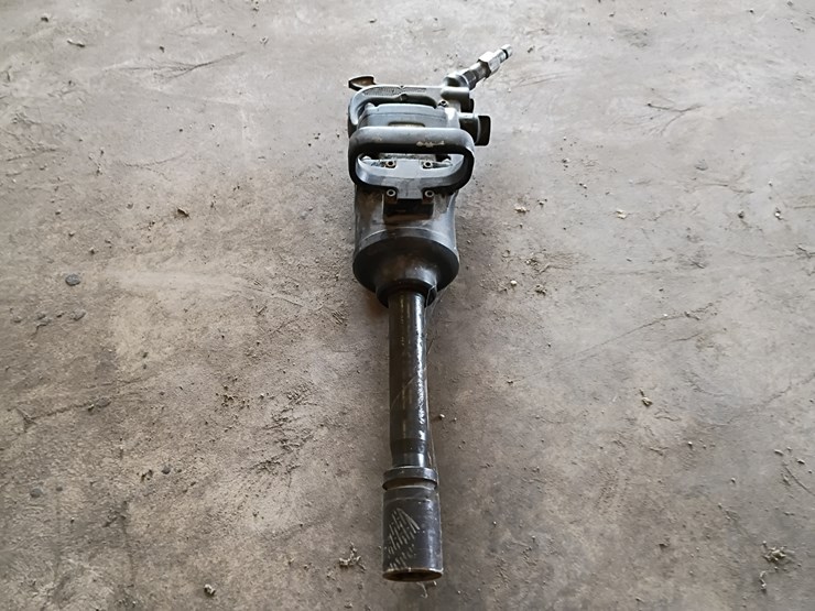 #204-•-central-pneumatic-1"-impact-wrench-image-4