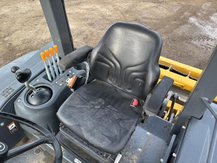 2019-deere-210l-image-30