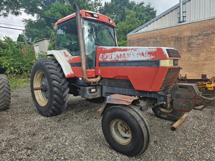 #2004-•-case-international-7110-magnum-tractor-image-7