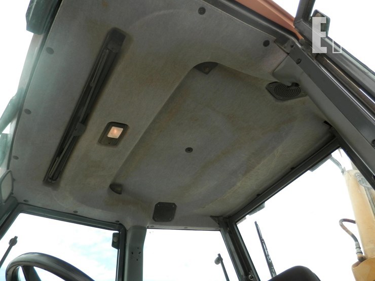 new-holland-555e-image-12